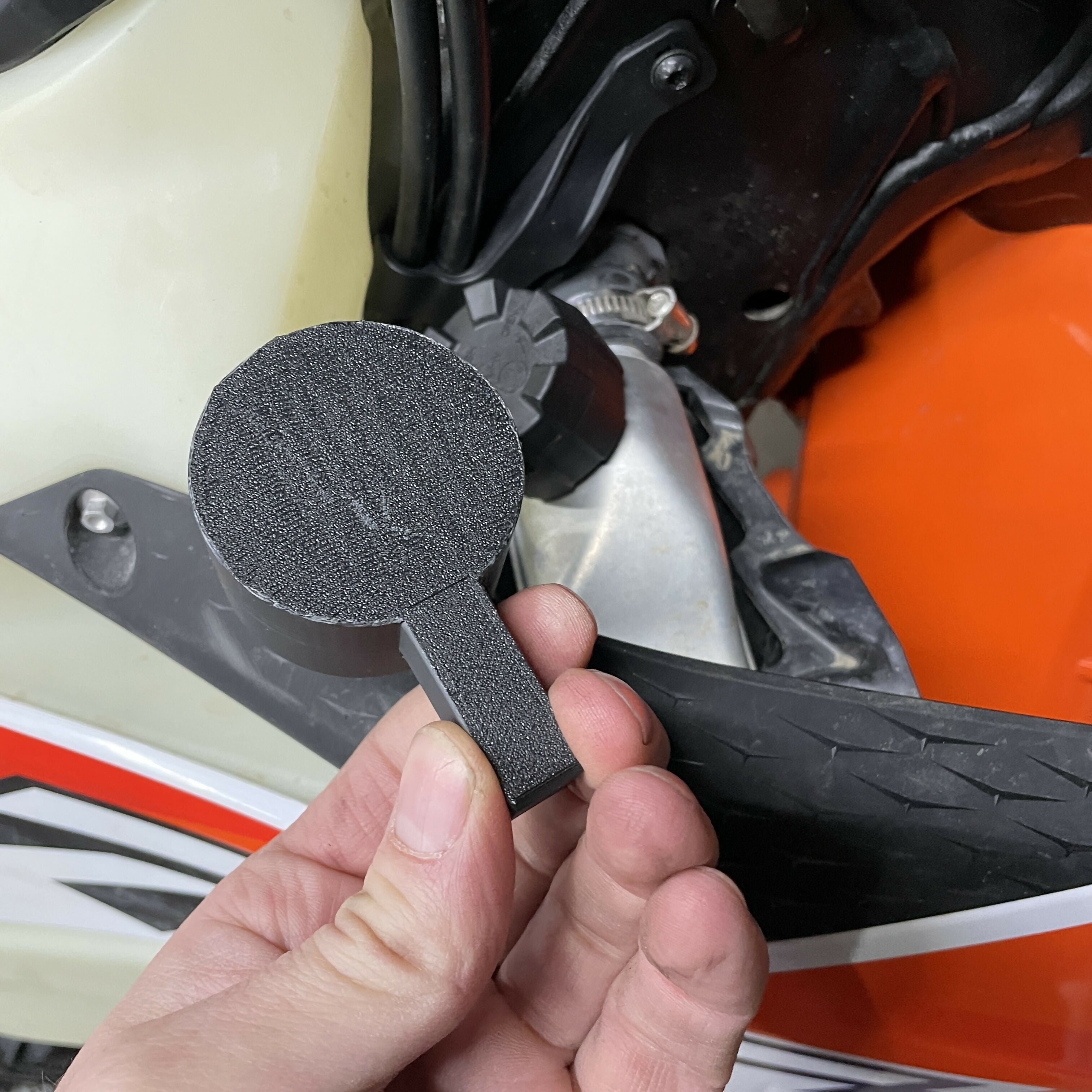 black easy to open 2023+ ktm rad cap tool 